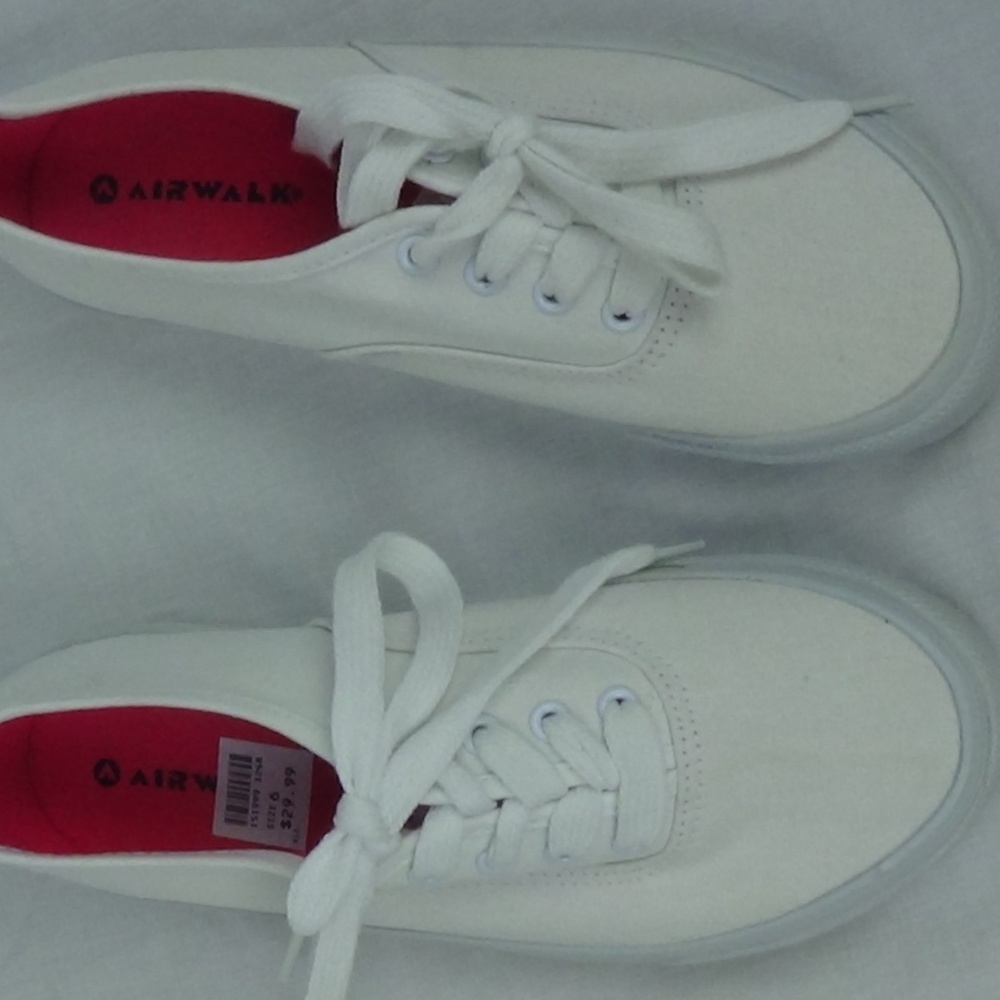 Airwalk size 6 walking shoes